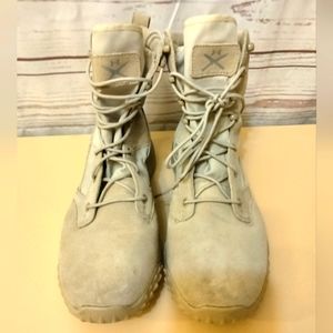 Under Armour Desert Combat Boots. M 9. Awesome Condition. Perfect Soles.